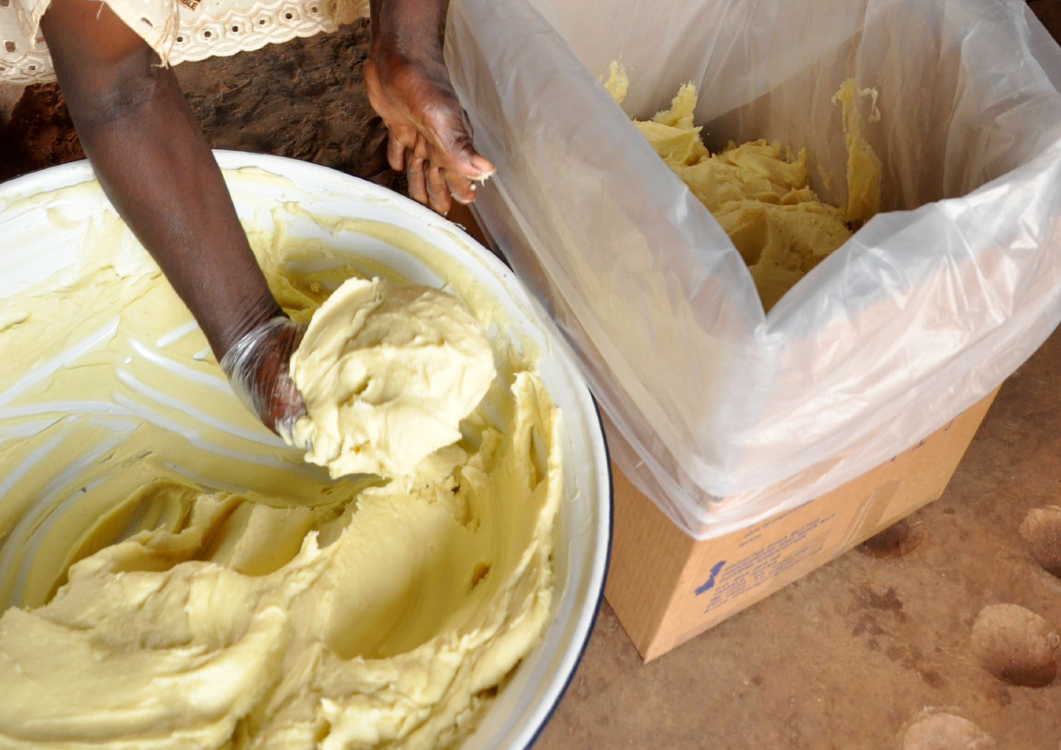 100％天然のシアバターをアルミ包装 手づくり用シアバター (1kg)｜アフリカ工房